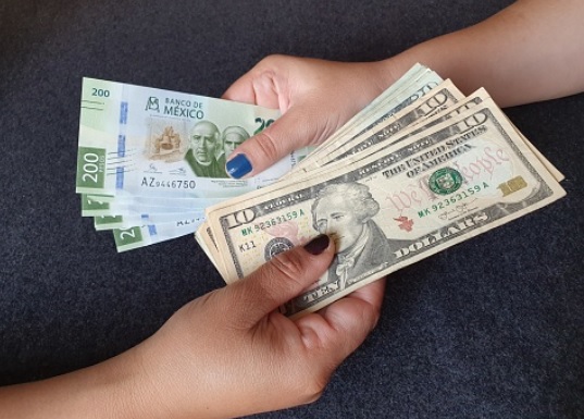Dólar regresa a niveles por debajo de 20 pesos